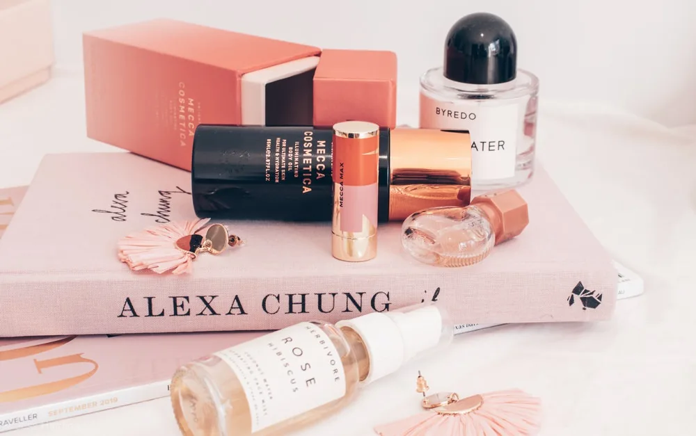 The most common Christmas gifts are cosmetics, perfumes and books.