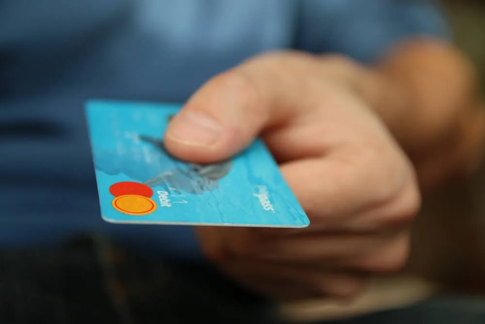 In stationary stores, people intend to pay for Christmas purchases with a payment card.