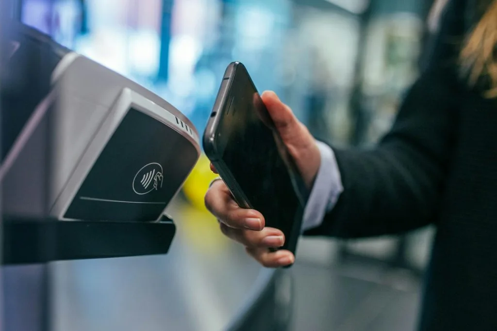 Person making a contactless payment with a smartphone, symbolizing Poland’s rapidly growing fintech and digital payment industry.